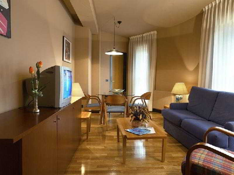 Aparthotel Campus Oviedo Oda fotoğraf