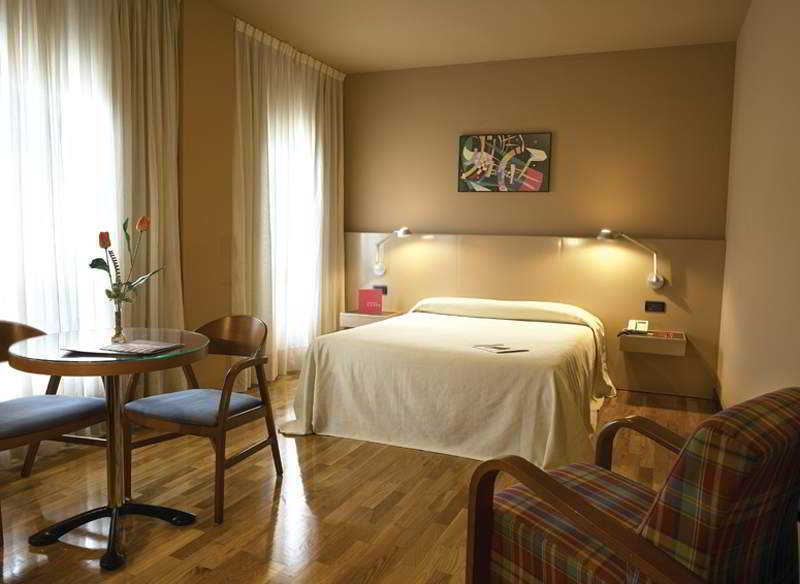Aparthotel Campus Oviedo Oda fotoğraf