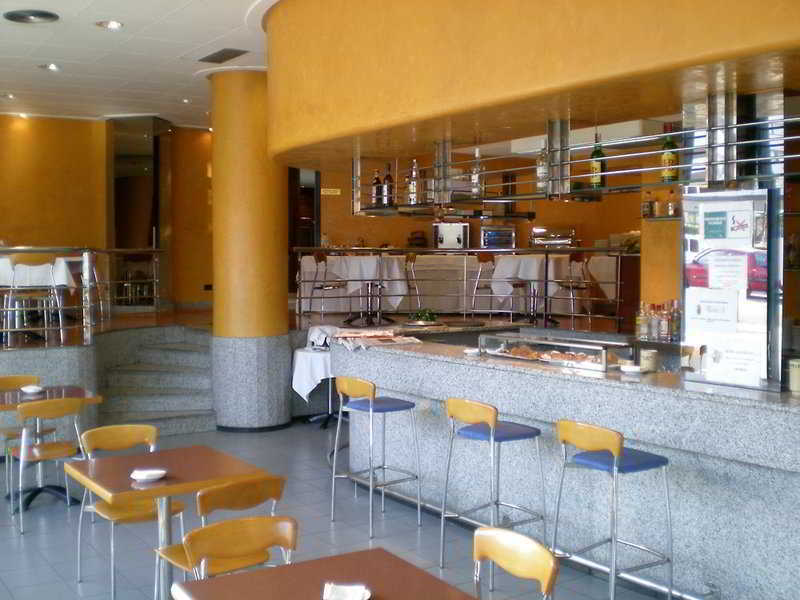 Aparthotel Campus Oviedo Restoran fotoğraf